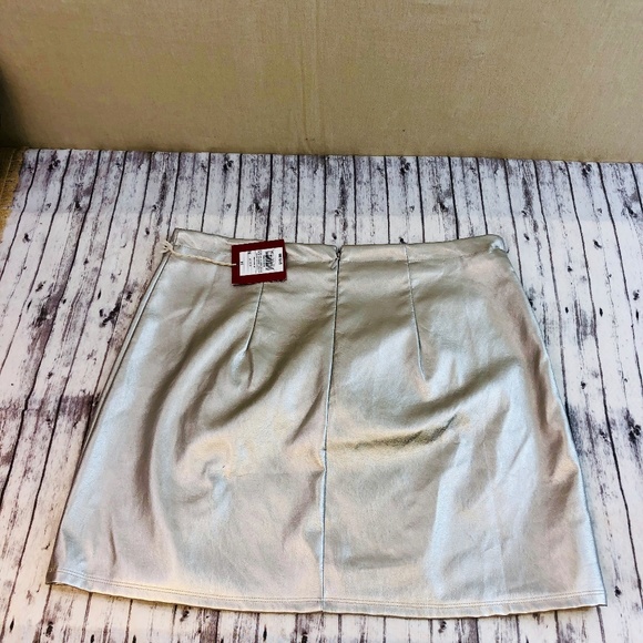 5/$25 NWT Sz 14 Faux Leather Silver Mini Skirt - Picture 4 of 8